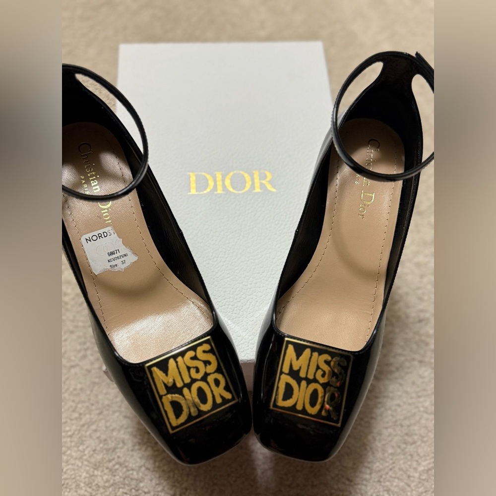 Miss Dior Graffiti pump